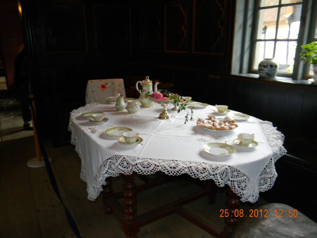 Borddækning i St. Magleby. "Den Gamle Museumsgaard. www.museumamager.dk