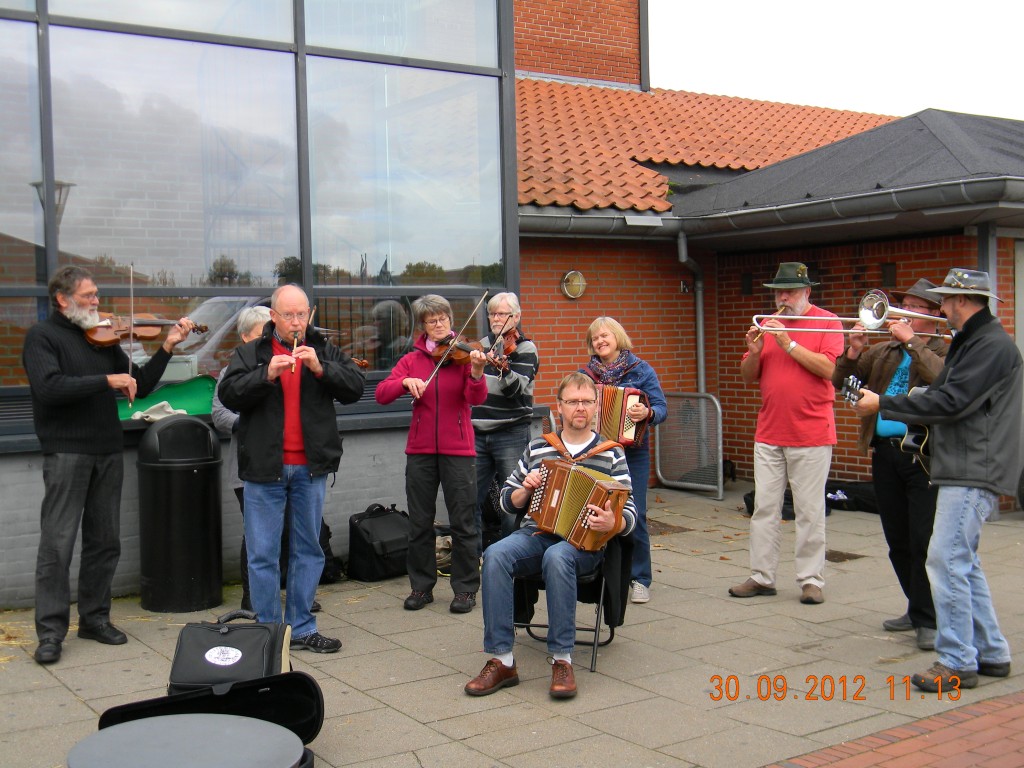 "Ribe Byorkester" spillede ved Brugsen. 